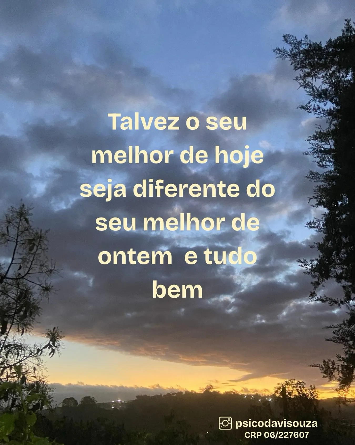 Post com a frase "Talvez o seu melhor de hoje seja diferente do seu melhor de ontem e tudo bem" sobre um céu nublado ao entardecer.