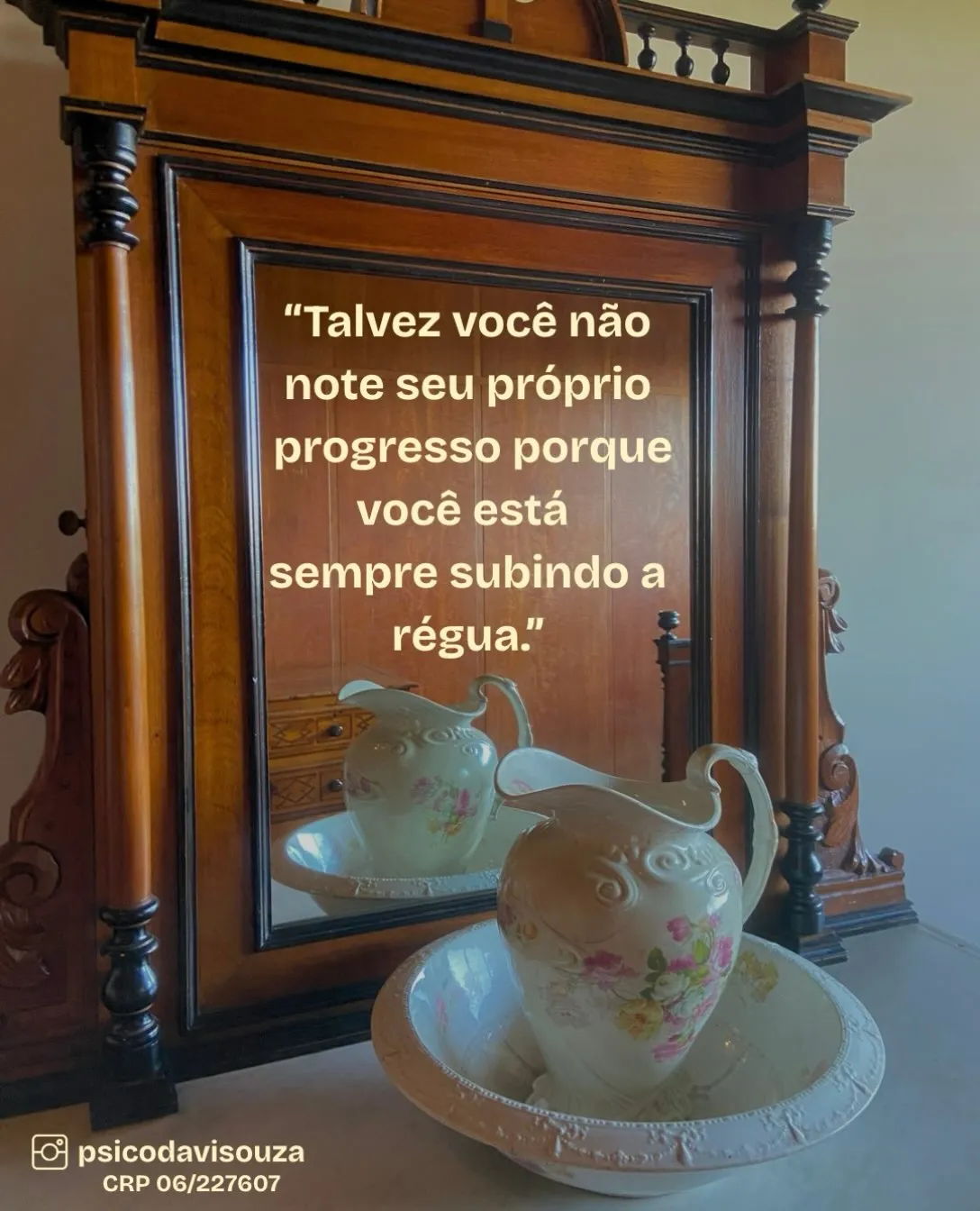 Post com a frase "Talvez você não note seu próprio progresso porque você está sempre subindo a régua" sobre um espelho antigo de madeira.